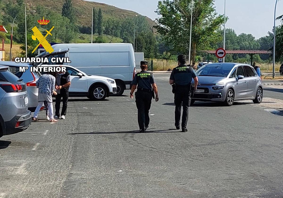 Imagen de la Guardia Civil en un área de servicio.