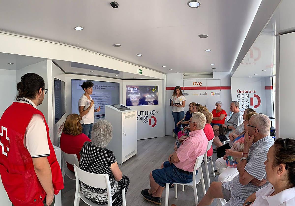 Imagen principal - La campaña itinerante &#039;Generación D&#039; recorrerá Burgos para formar en habilidades digitales