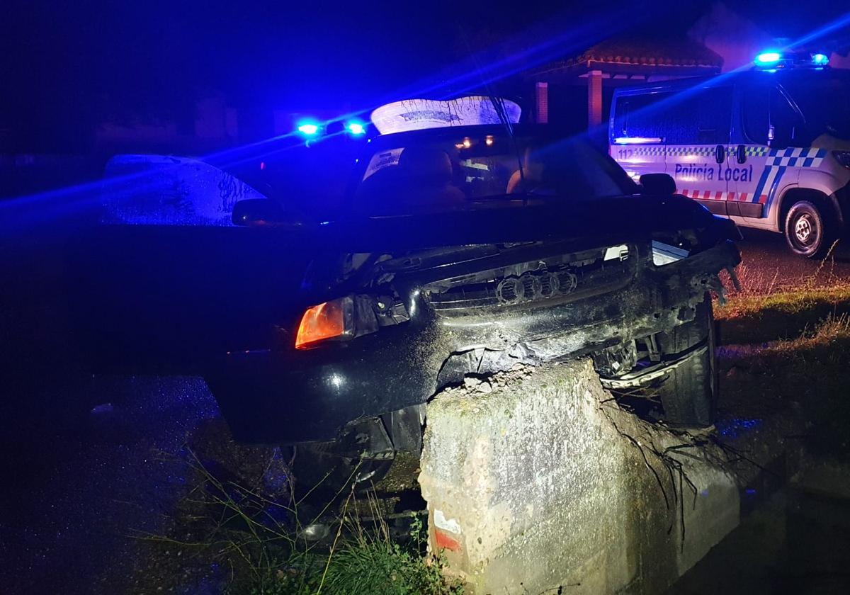 Estado del coches tras chocar contra el muro en Aranda.