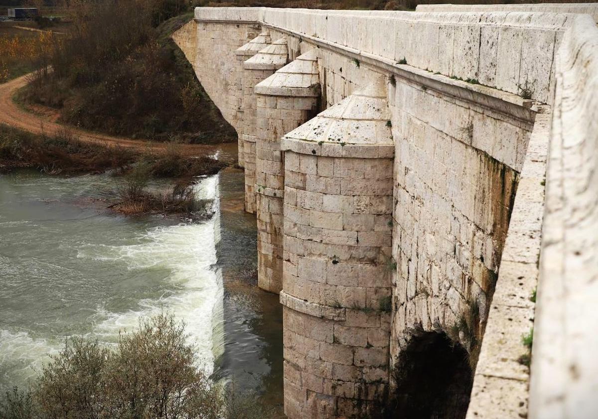 Imagen principal - El acueducto de Abánades, el canal a la llegada del acueducto y un cartel indicador del Canal de Castilla a la entrada de Melgar. 