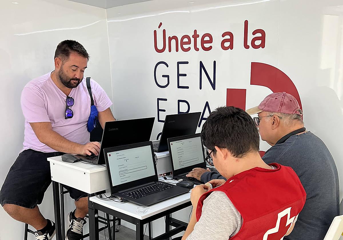 Usuarios en uno de los autobuses de 'Generación D'.