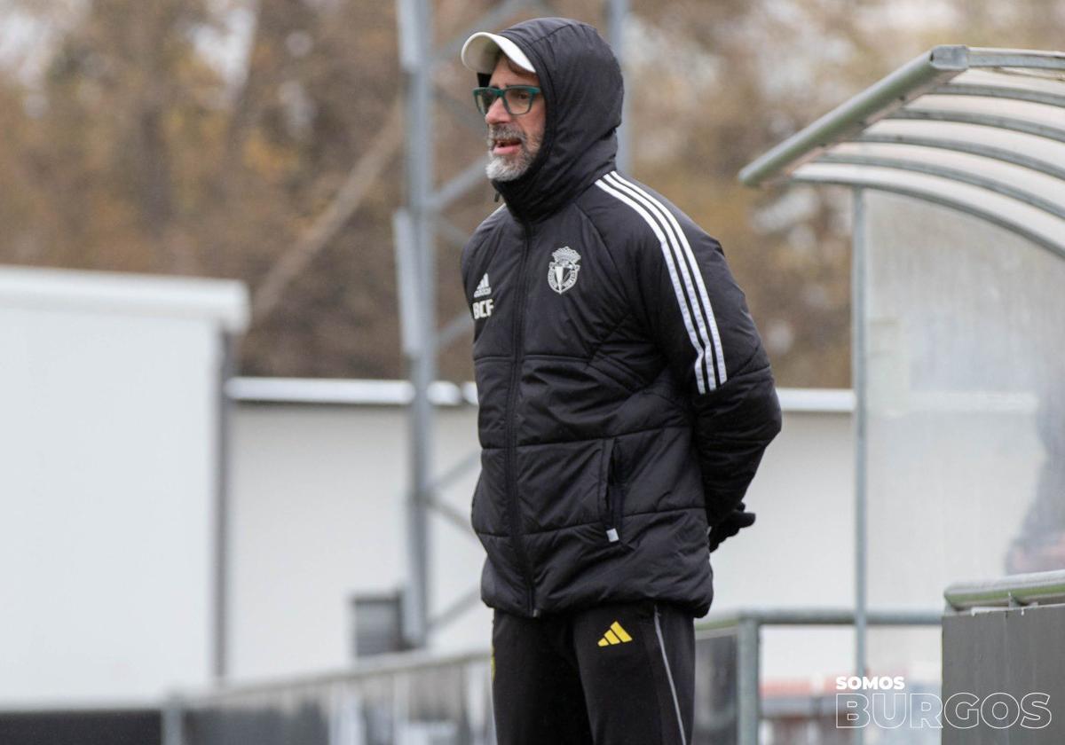 El técnico del Burgos CF, Jon Pérez Bolo, tras regresar a la dirección de los entrenamientos este miércoles en Castañares