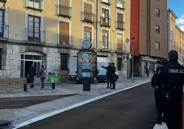 Dos dotaciones de Policía Nacional han acudido hasta el número 45 de la calle Santa Clara.