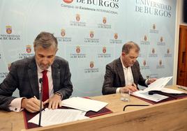 Manuel Pérez Mateos, rector de la UBU (izda.) y Jesús Manzano del Pozo, CEO del Grupo ETRA, en la firma del convenio.