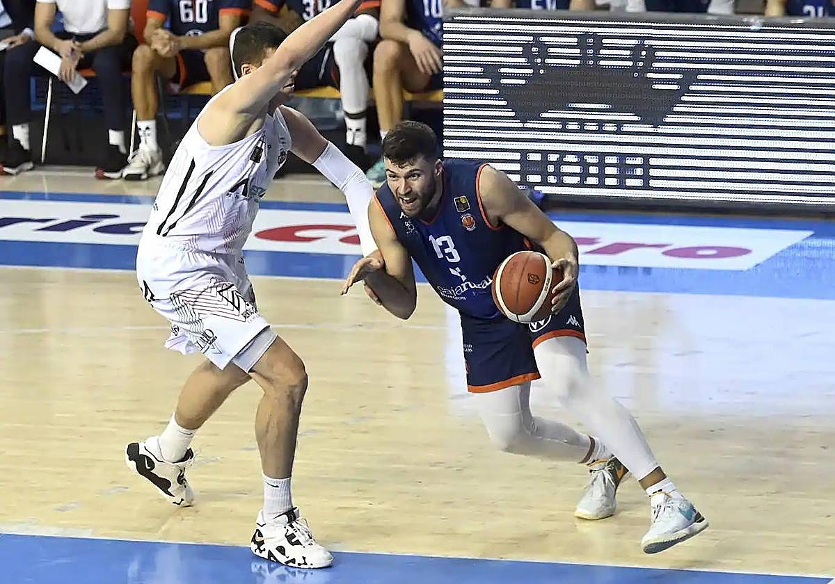 Ramón Vilà trata de zafarse de su defensor en el encuentro de la anterior jornada en El Plantío