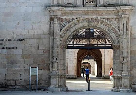 Entrada al complejo universitario de Hospital del Rey.
