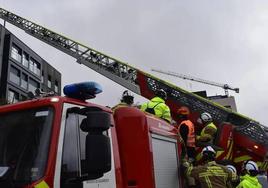 Los Bomberos de Burgos en una de sus actuaciones con el camión autoescala.