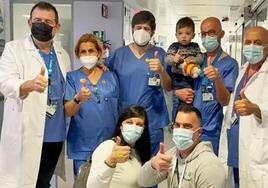 El pequeño Pablo y sus padres en el Hospital Regional Universitario de Málaga con los profesionales que viajaron a Burgos para trasladarle en ECMO a Madrid