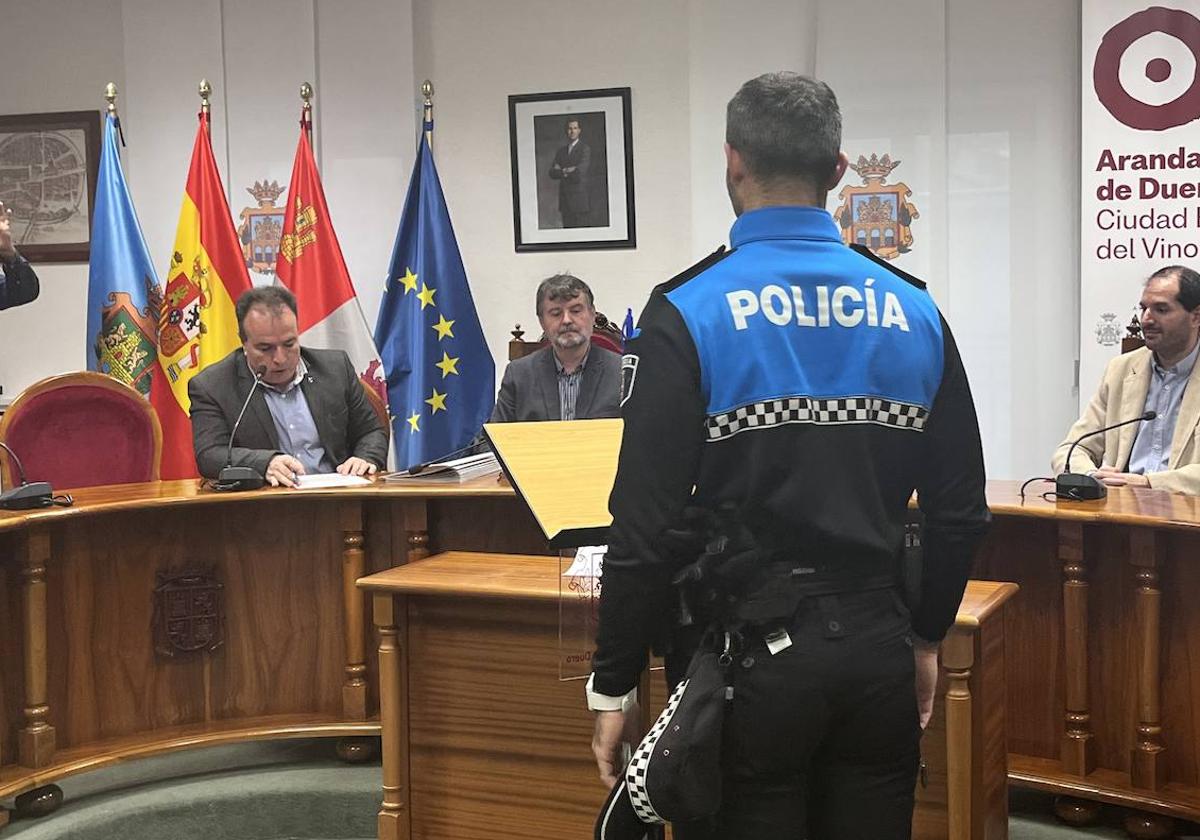 Un Policía Local en el salón de plenos del Ayuntamiento de Aranda.