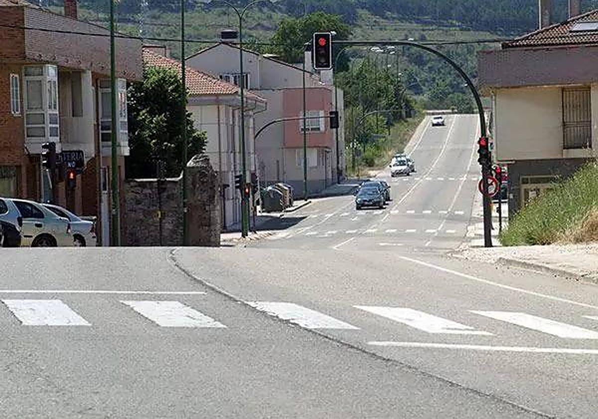 El acceso a Villatoro desde la ciudad de Burgos no cuenta con aceras ni carril bici.