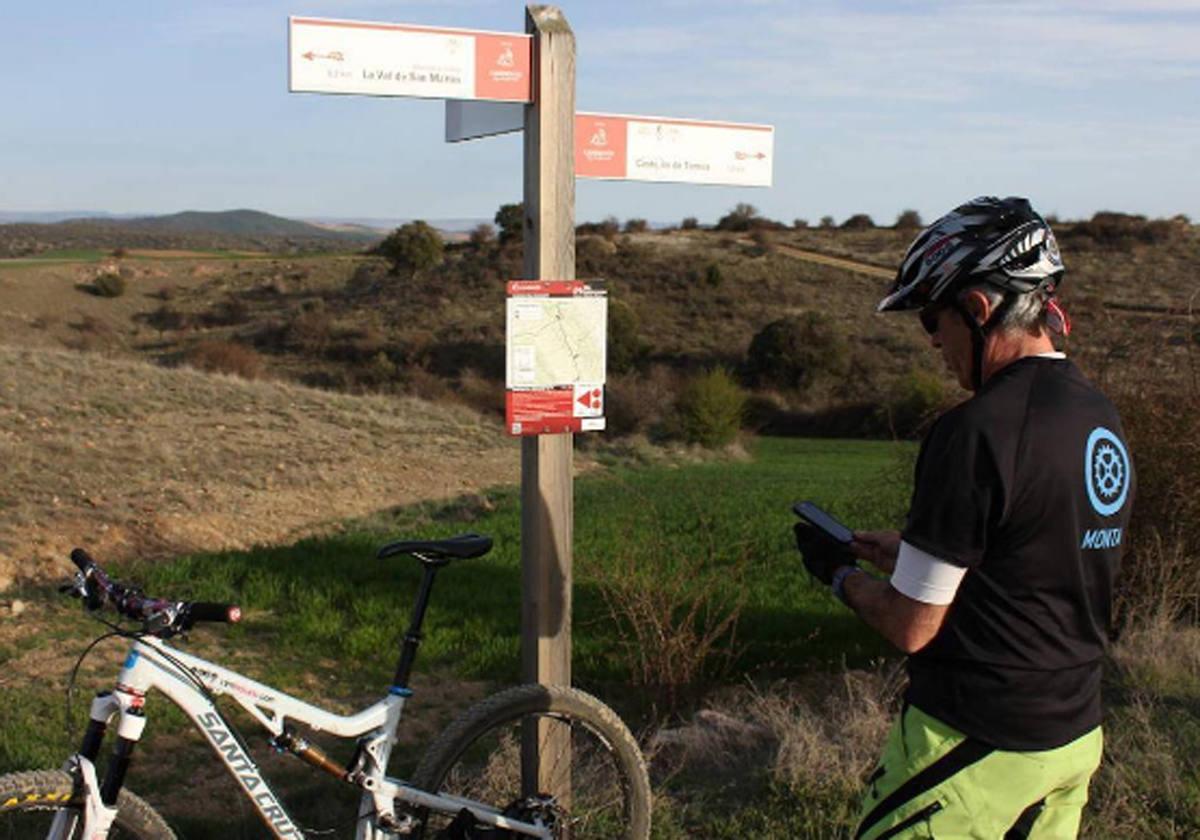 Un ciclista recorre el Camino del Cid.