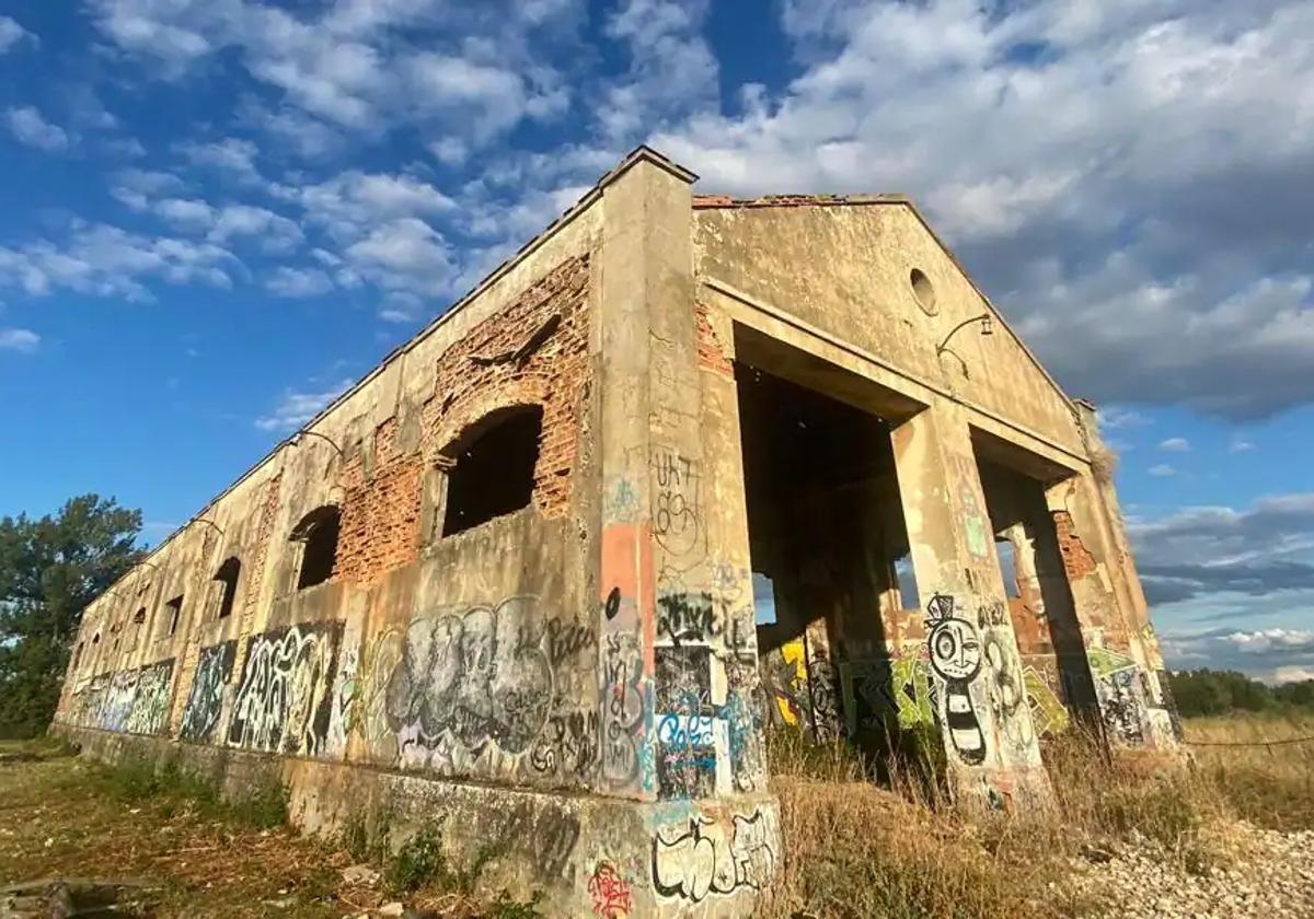 Antiguas naves ferroviarias que se usaron como campo de concentración de prisioneros en la Guerra Civil.