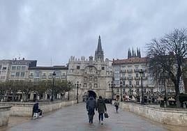 Gente paseando por el puente de Santa María