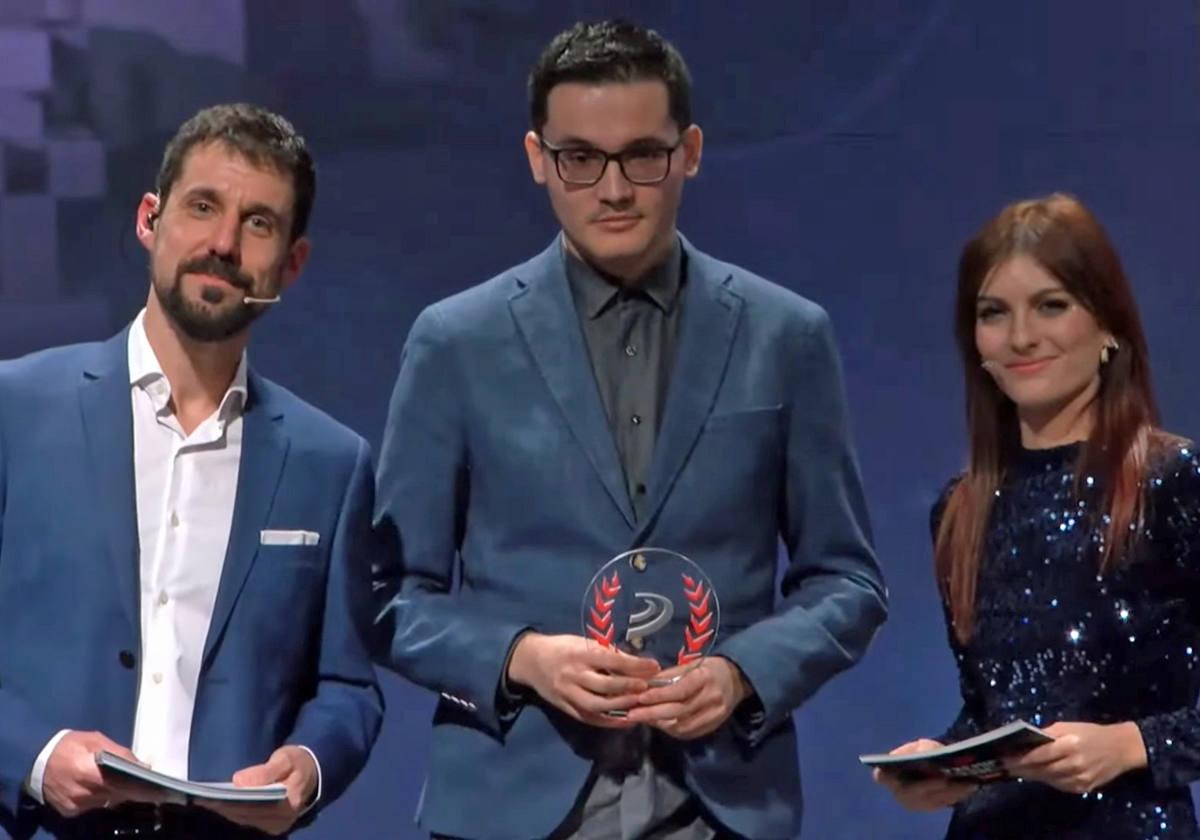 Gabriel García recibe el premio de manos de la streamer Cristinini y Alvaro Castellanos, Director de 3D Juegos y jefe de Webedia Gaming.