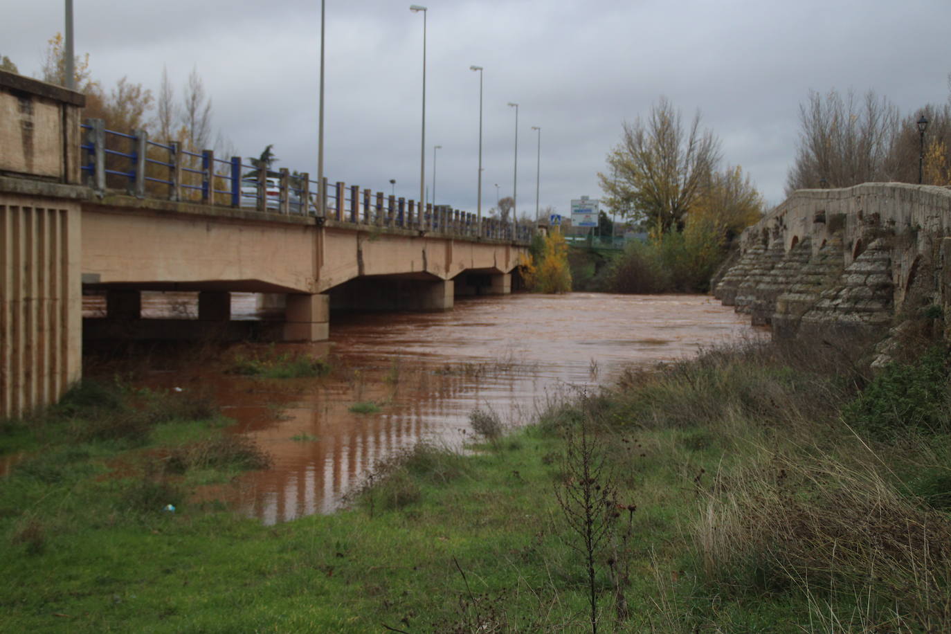 Las lluvias provocan desbordes del Arlanza en Lerma