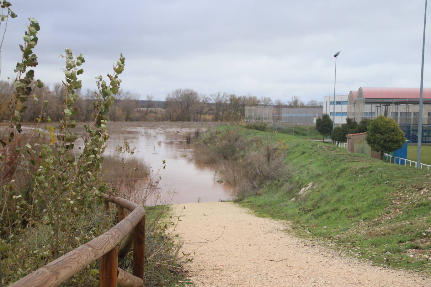 Las lluvias provocan desbordes del Arlanza en Lerma