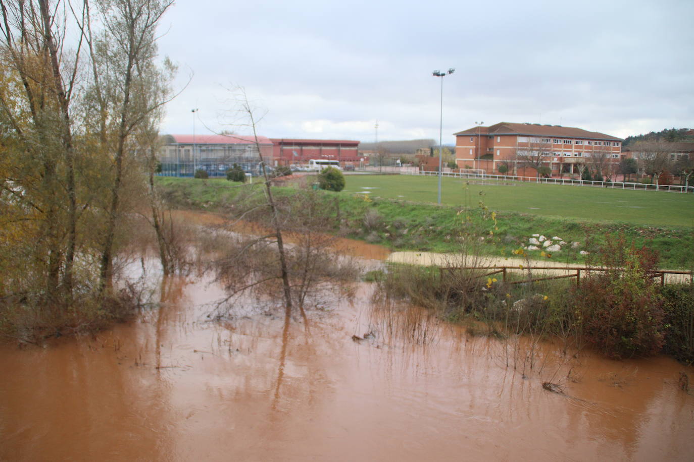 Las lluvias provocan desbordes del Arlanza en Lerma