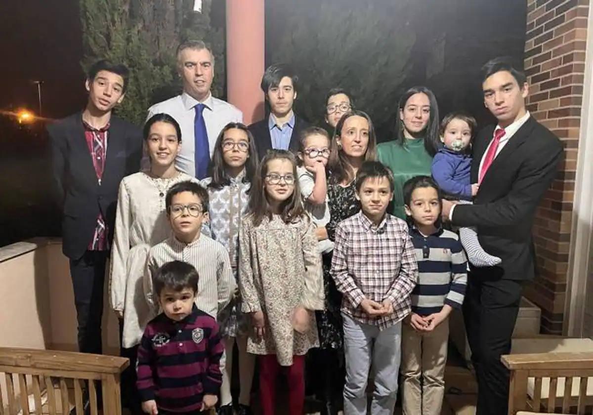 La familia Peinador de Burgos tiene 14 hijos.