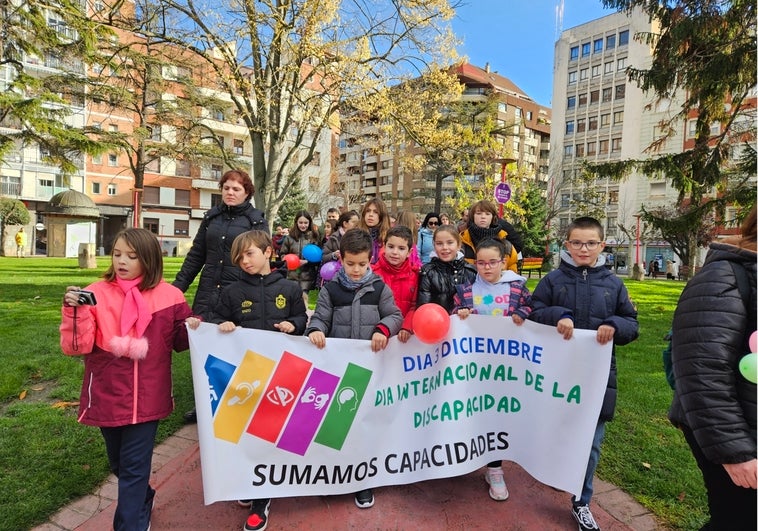 Centenares de personas han marchado hasta el parque Antonio Machado