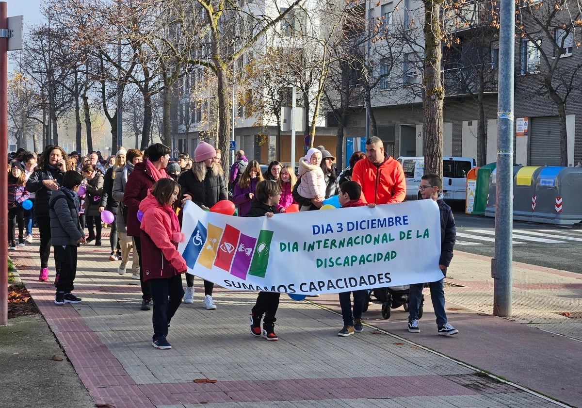 Imagen principal - Centenares de personas han marchado entre La Charca y el Machado