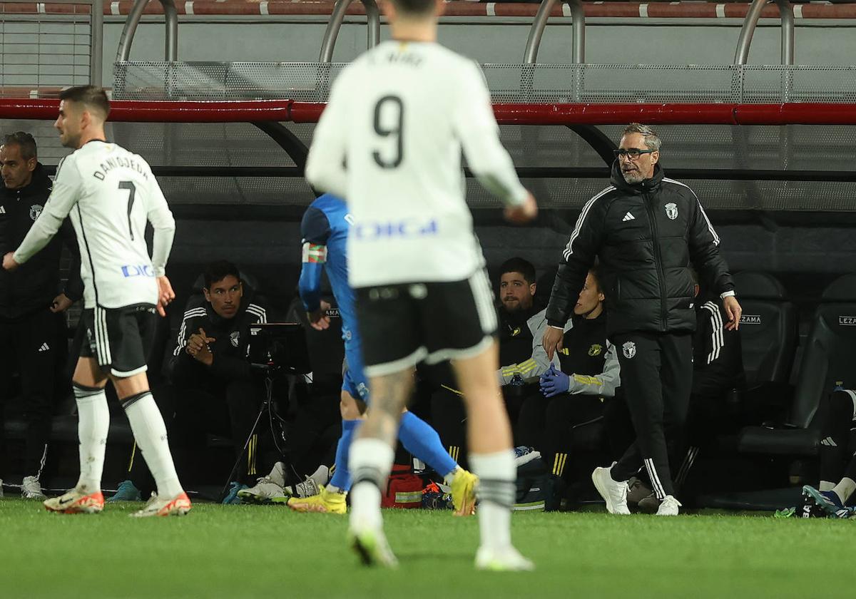 Bolo observa el juego durante la victoria del Burgos CF este domingo en Lezama