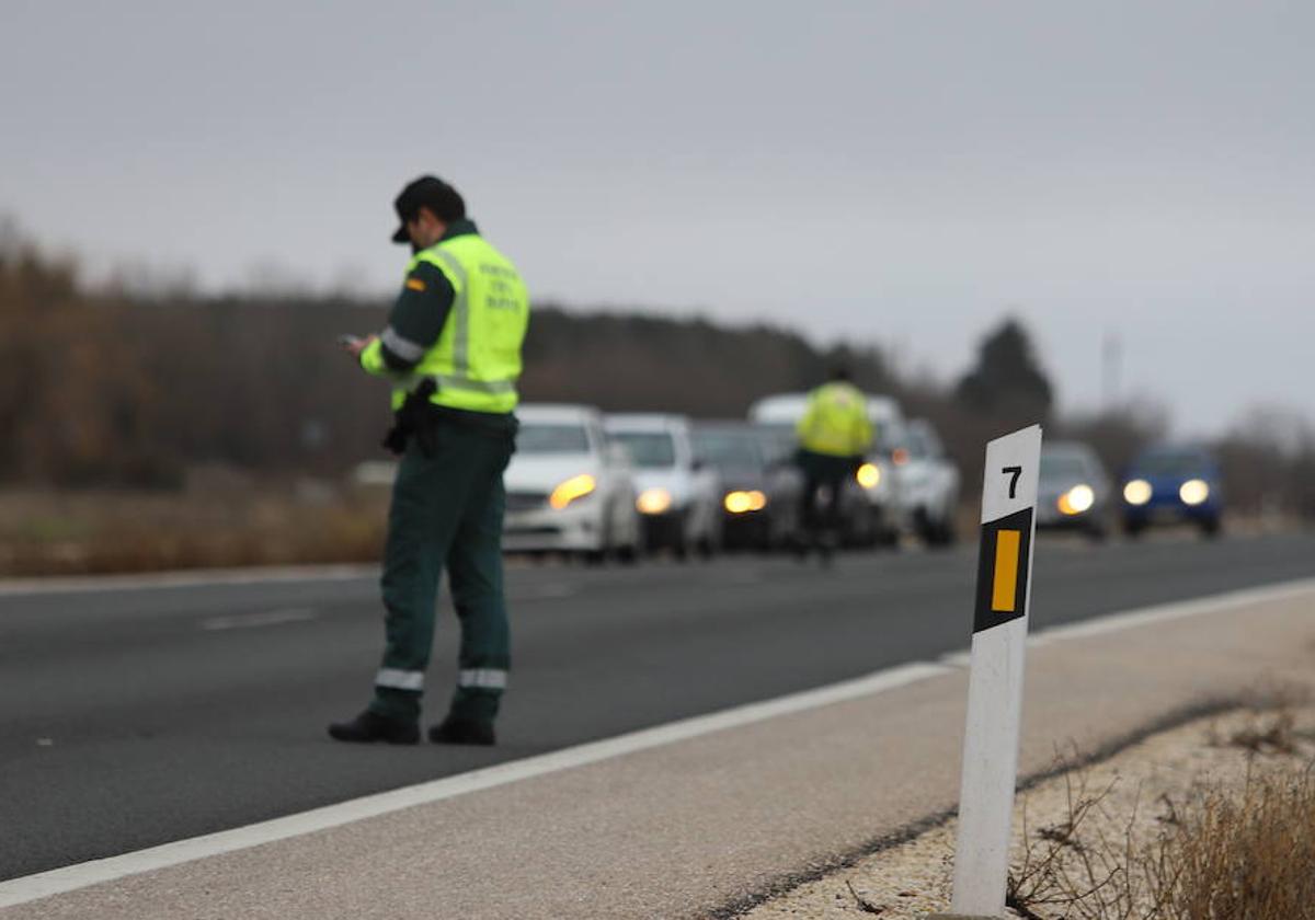 Un agente de la Guardia Civil en una intervención en la provincia de Burgos.