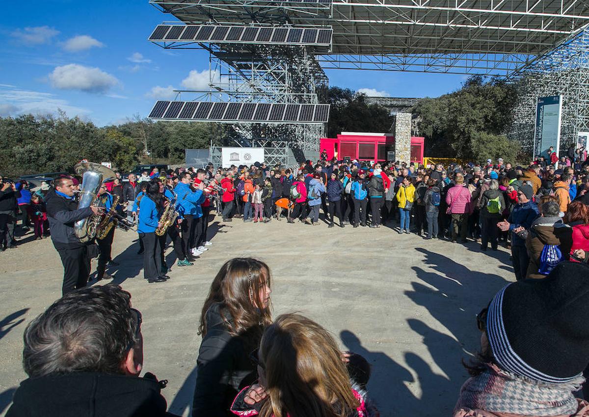 Imagen secundaria 1 - Decenas de burgaleses marchan a Atapuerca para conmemorar los 23 años de su Patrimonio de la Humanidad