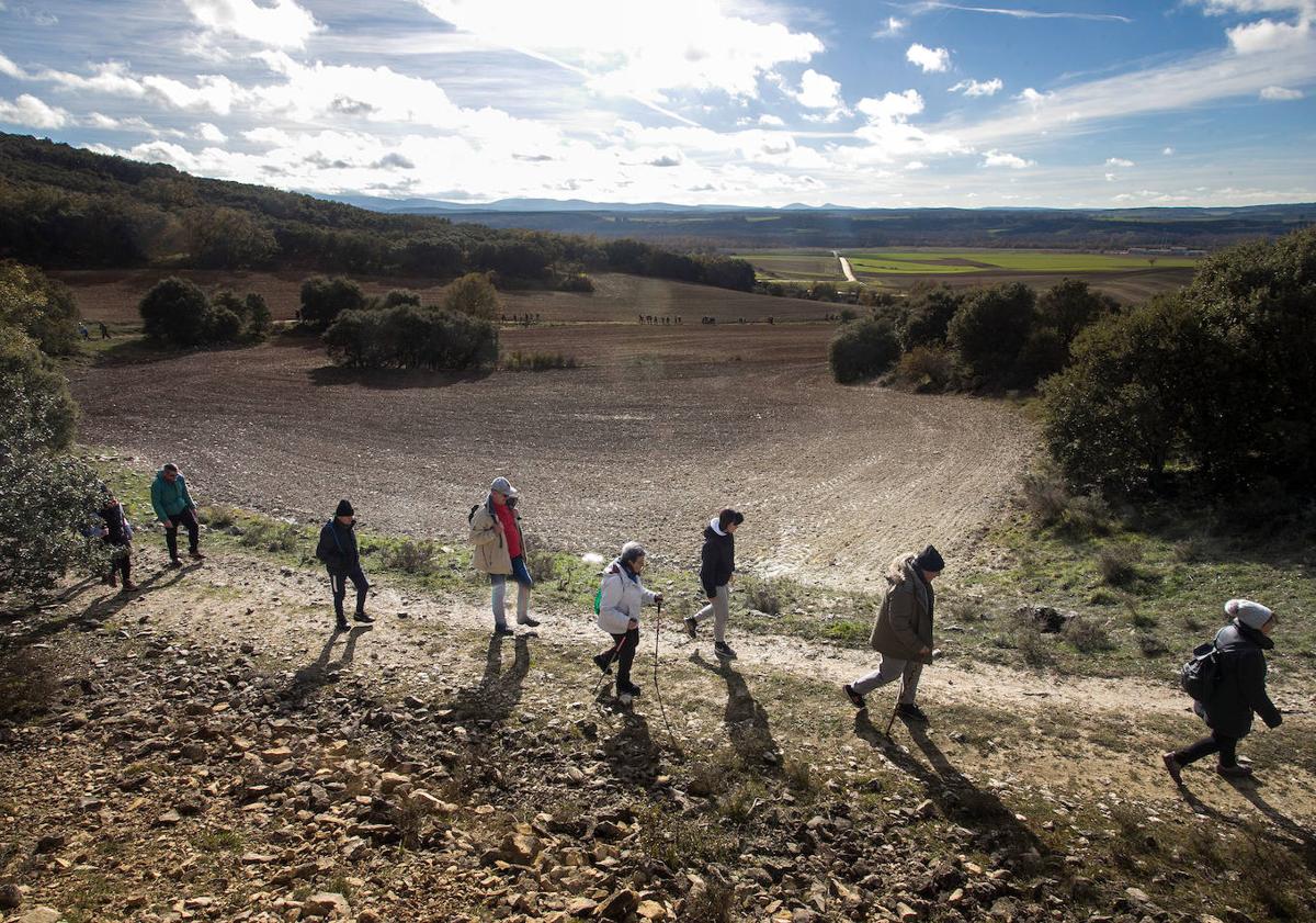 Imagen principal - Decenas de burgaleses marchan a Atapuerca para conmemorar los 23 años de su Patrimonio de la Humanidad