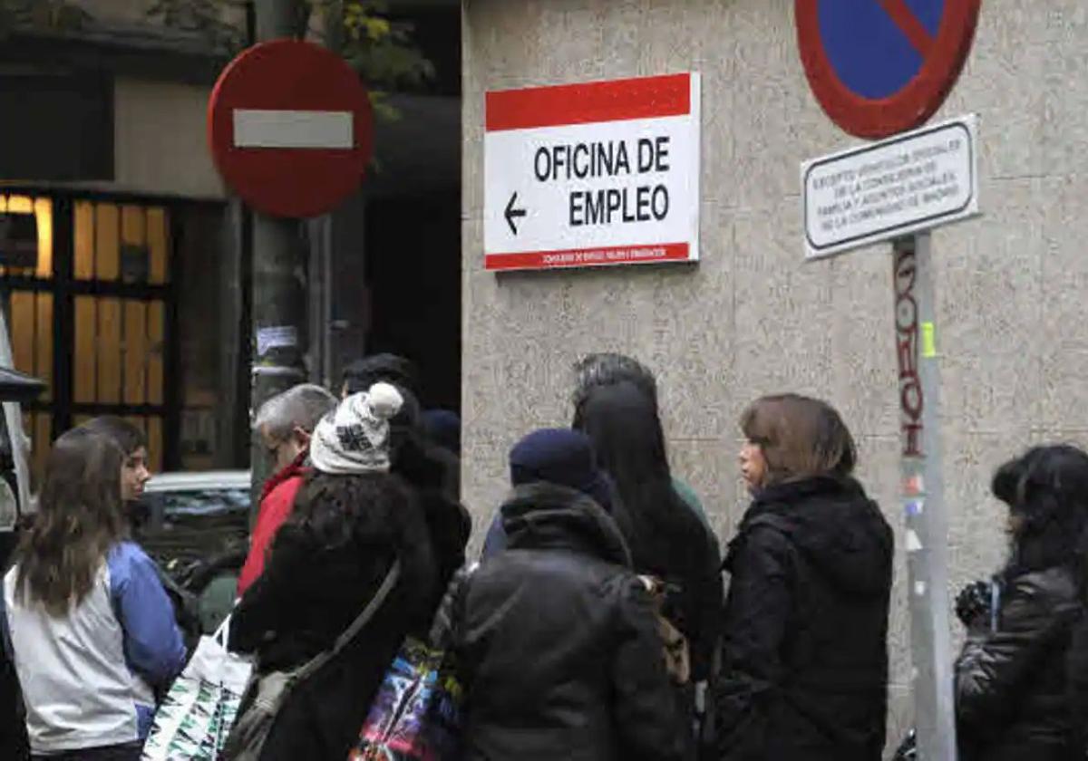 El número de parados aumentó en Burgos en 341 personas, un 2,33% más