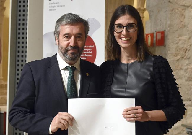 La doctora Esther Badía recibe el premio.