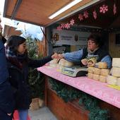 El mercado de la plaza de la Catedral alimenta el espíritu navideño de los burgaleses