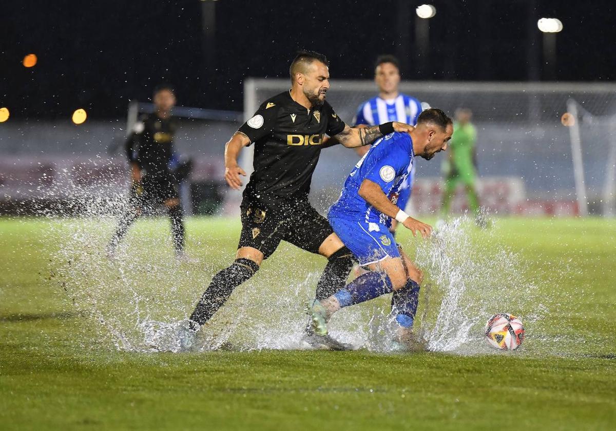 Jorge González, Pesca, el autor del segundo gol de la Arandina, en pleno lance del partido en Aranda.