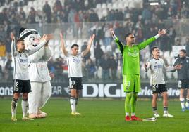 Jugadores del Burgos CF celebran con la afición el punto conseguido en el derbi.