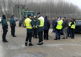 Protesta de vecinos y alcaldes de la comarca ante el cierre de la carretera.