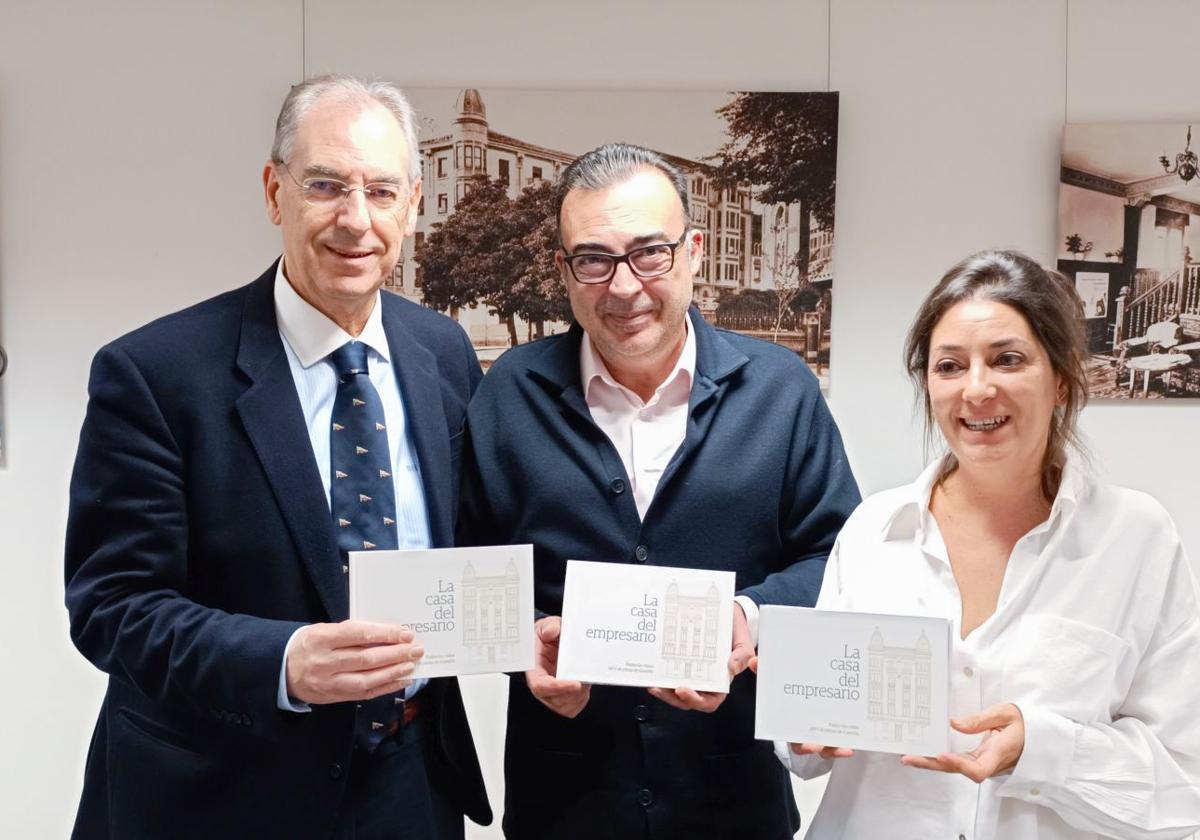 El presidente de la patronal de Burgos, Miguel Ángel Benavente, junto a Peral y Romero han presentado el libro.