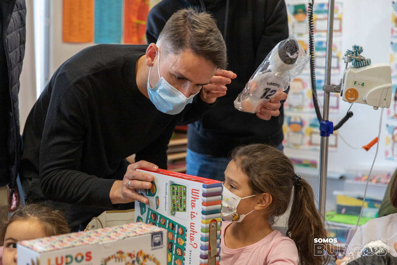 Los jugadores del Burgos CF visitan a los niños hospitalizados en el HUBU por Navidad