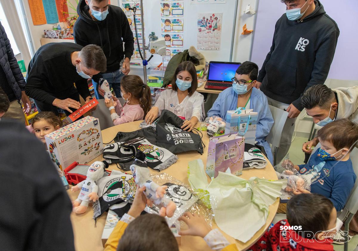 Los jugadores del Burgos CF visitan a los niños hospitalizados en el HUBU por Navidad