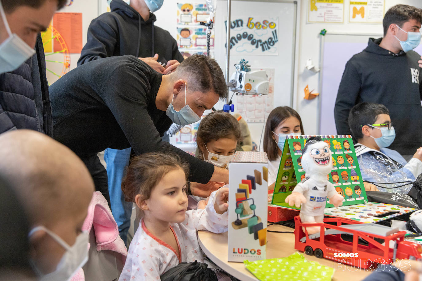 Los jugadores del Burgos CF visitan a los niños hospitalizados en el HUBU por Navidad