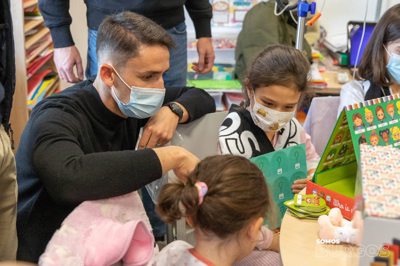 Los jugadores del Burgos CF visitan a los niños hospitalizados en el HUBU por Navidad