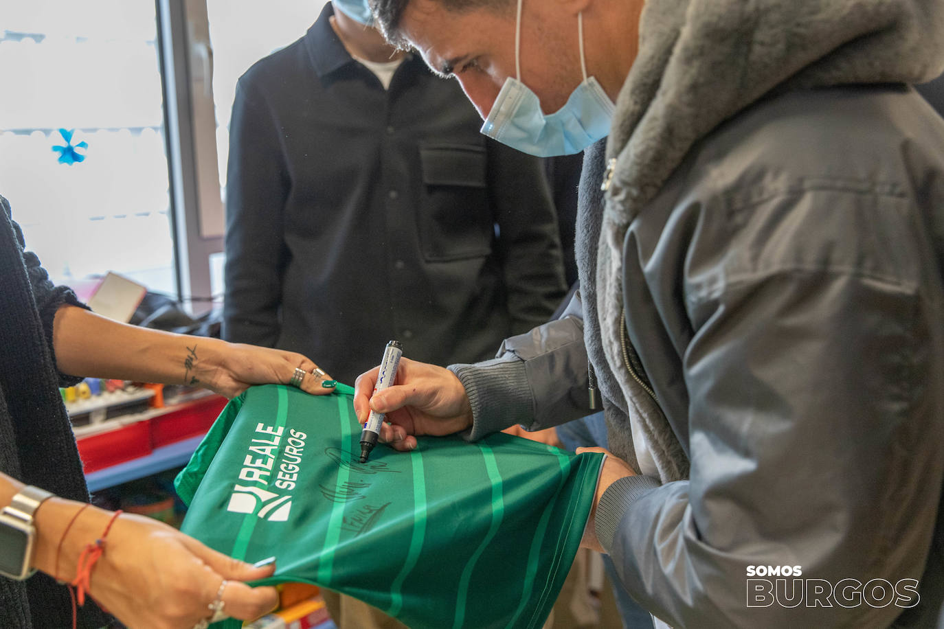 Los jugadores del Burgos CF visitan a los niños hospitalizados en el HUBU por Navidad