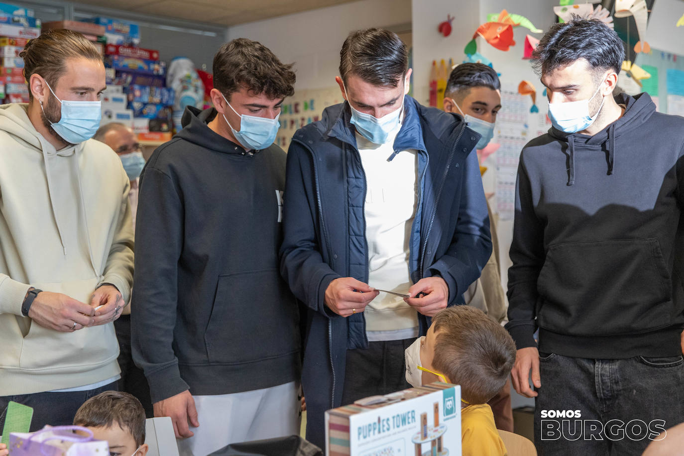 Los jugadores del Burgos CF visitan a los niños hospitalizados en el HUBU por Navidad