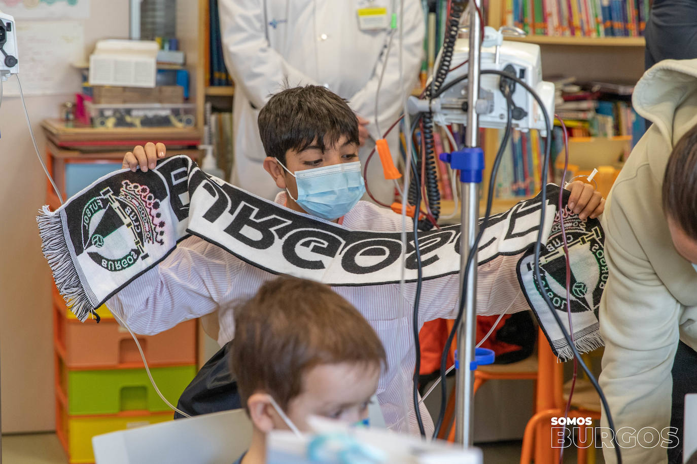 Los jugadores del Burgos CF visitan a los niños hospitalizados en el HUBU por Navidad