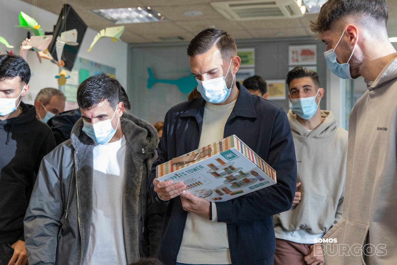 Los jugadores del Burgos CF visitan a los niños hospitalizados en el HUBU por Navidad