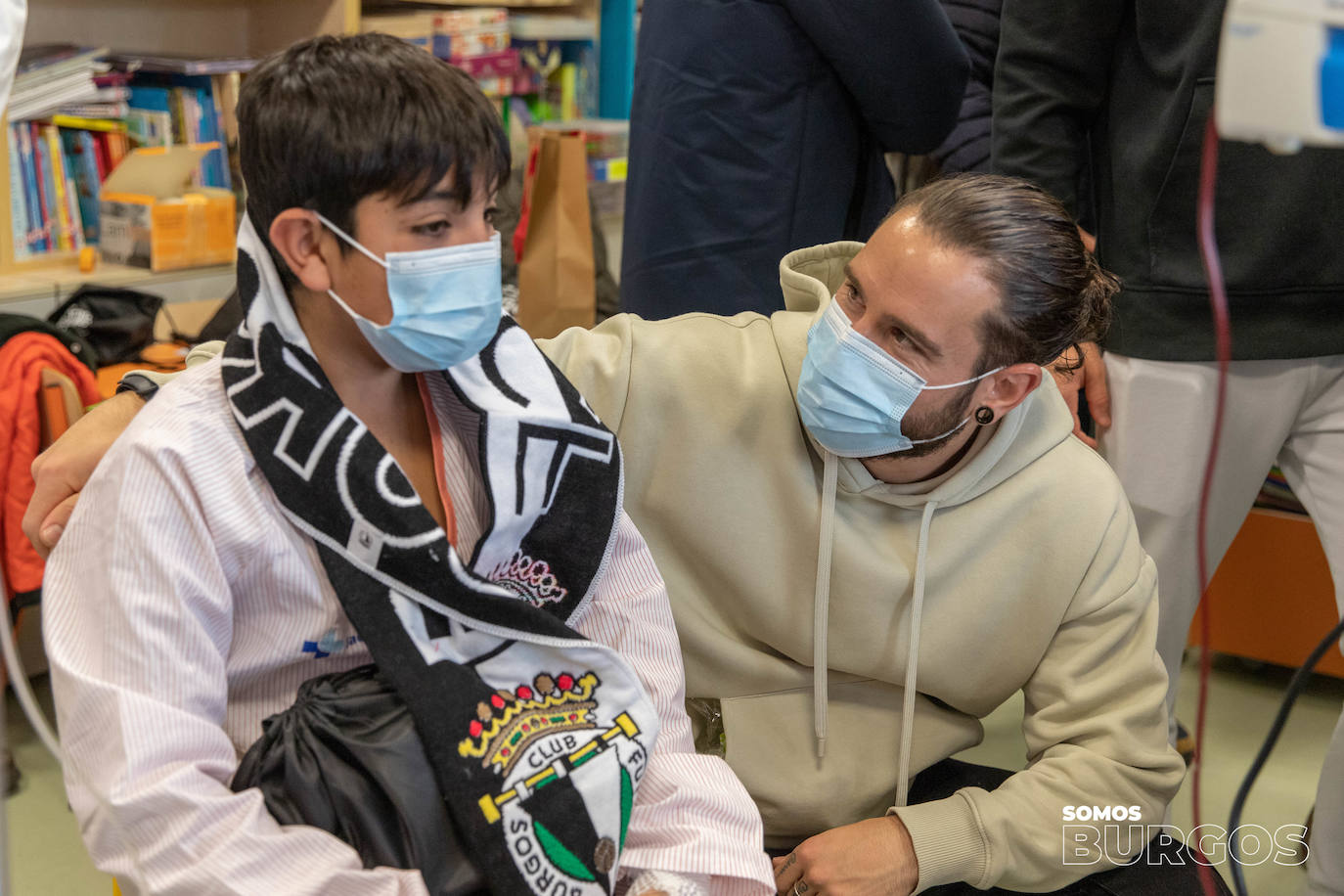 Los jugadores del Burgos CF visitan a los niños hospitalizados en el HUBU por Navidad