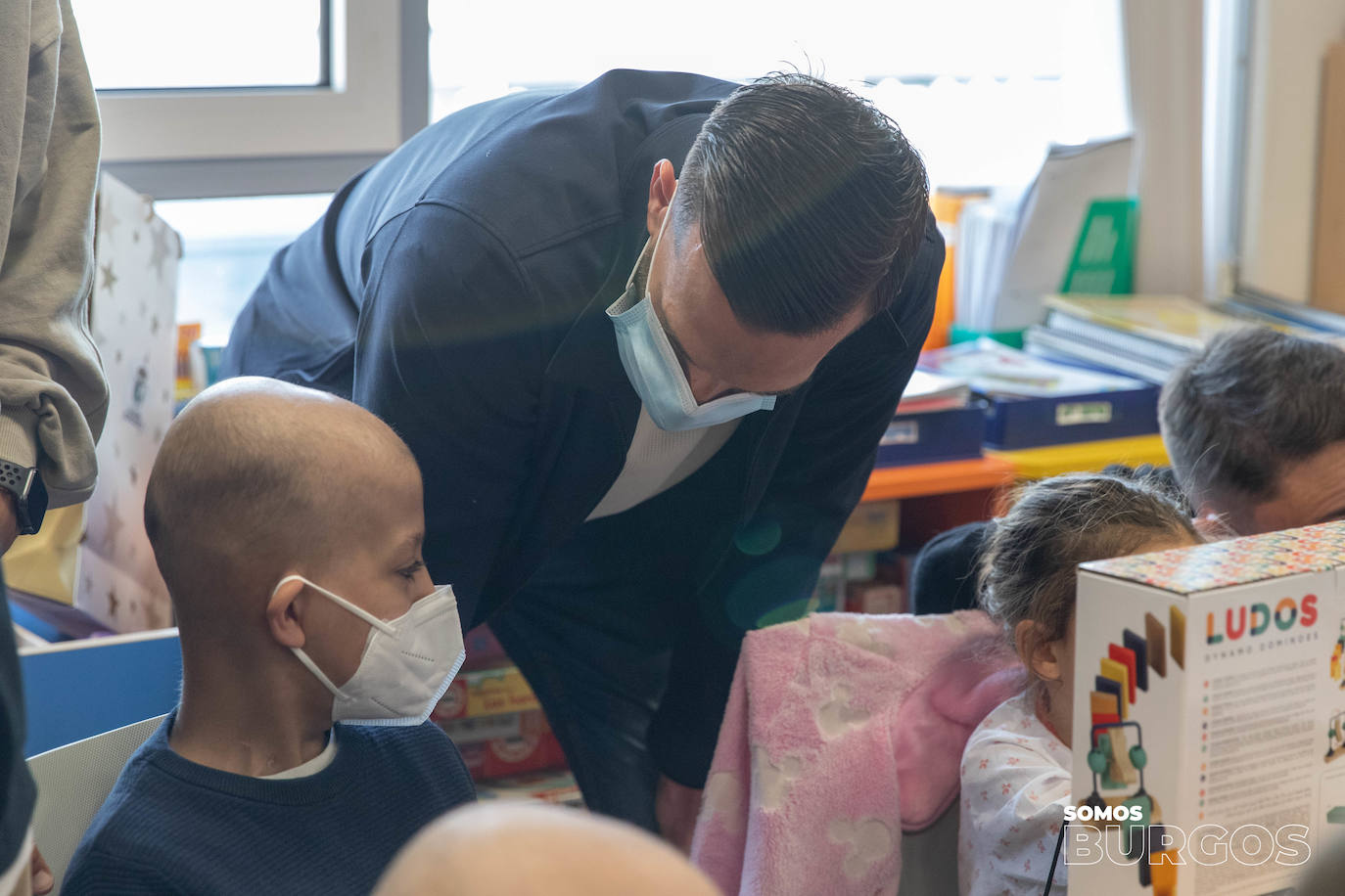 Los jugadores del Burgos CF visitan a los niños hospitalizados en el HUBU por Navidad