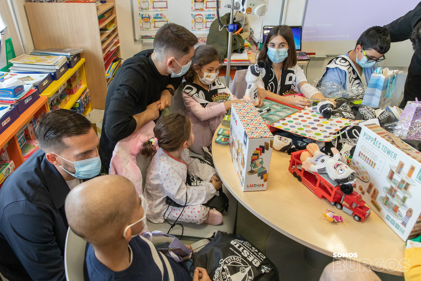 Los jugadores del Burgos CF visitan a los niños hospitalizados en el HUBU por Navidad