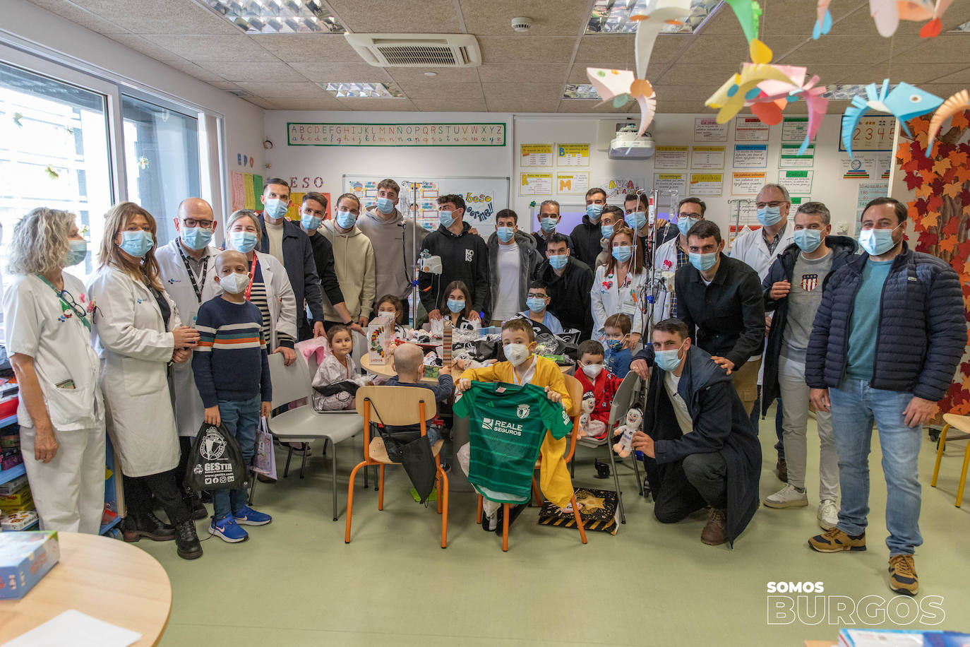 Los jugadores del Burgos CF visitan a los niños hospitalizados en el HUBU por Navidad