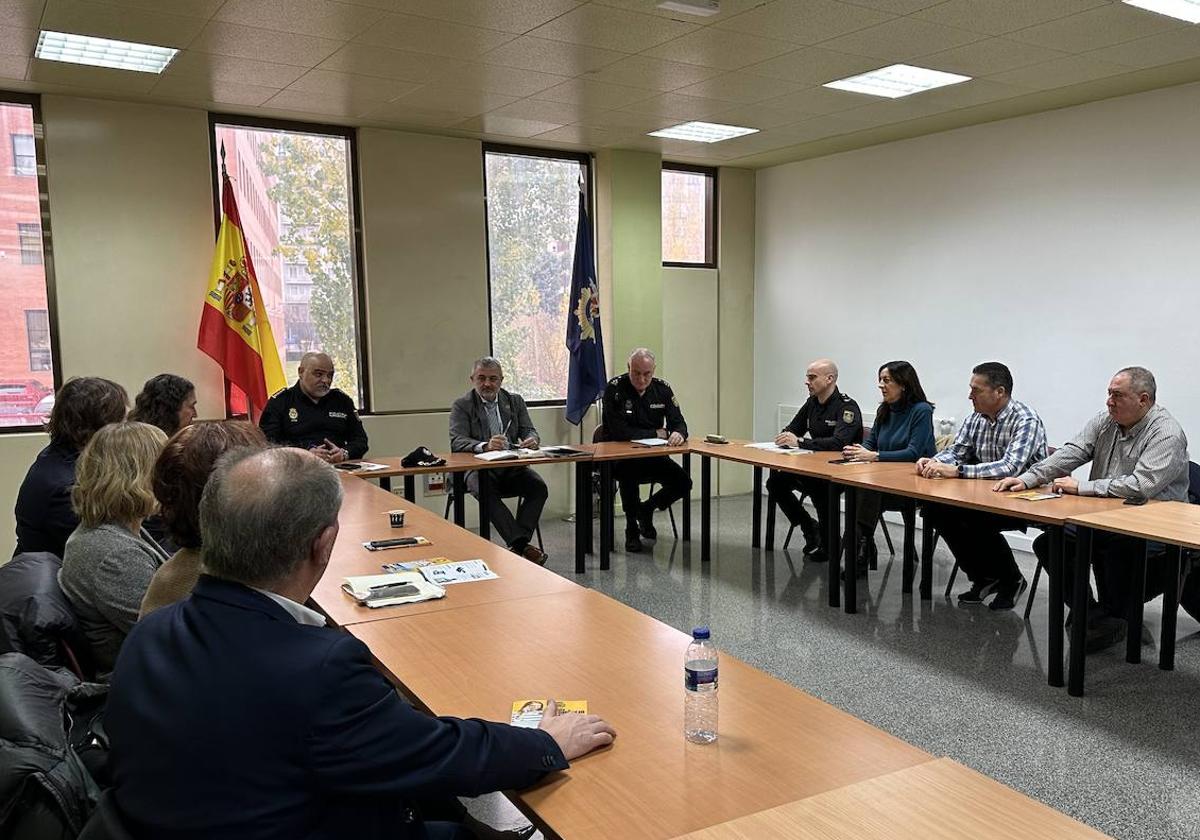 Reunión del Comisario Jefe, Jesús Nogales, y el subdelegado del Gobierno, Pedro de la Fuente, con comerciantes de Burgos en el marco del Plan 'Comercio Seguro' 2023