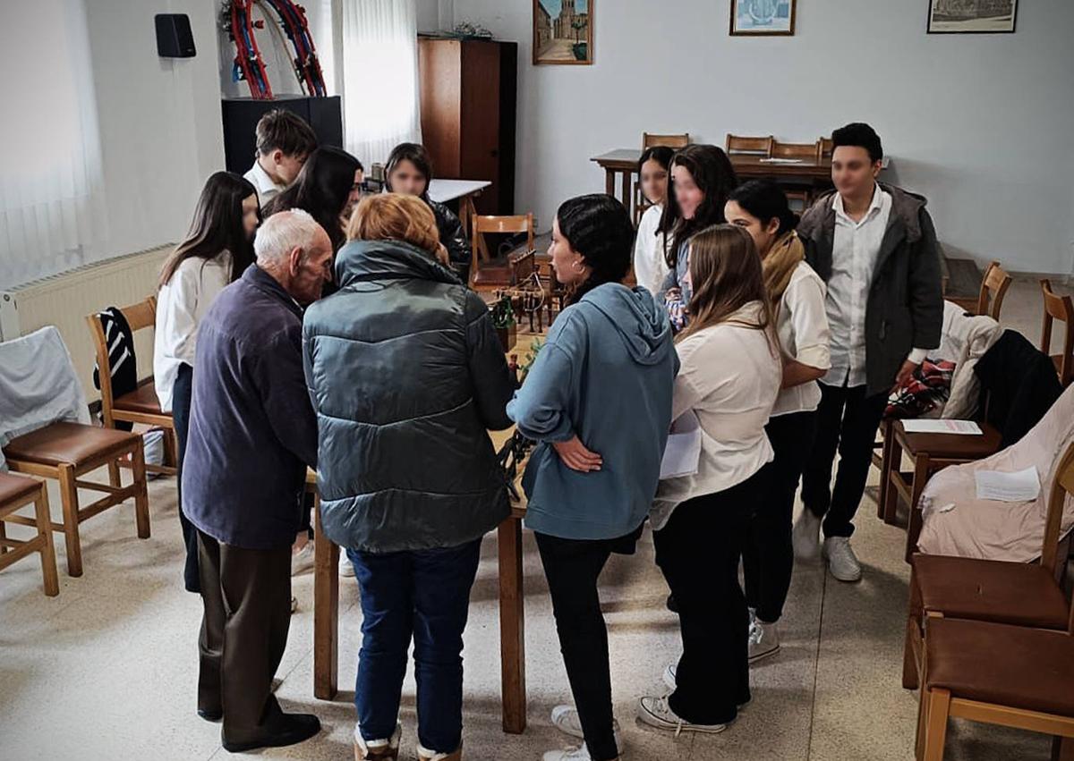 Imagen secundaria 1 - Jóvenes y mayores en el encuentro intergeneracional de Melgar. 