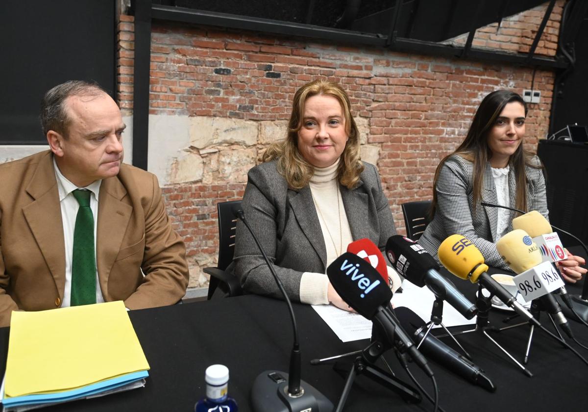 Fernando Martínez-Acitores, vicealcalde de Burgos; Cristina Ayala, alcaldesa; y Andrea Ballesteros, portavoz del equipo de Gobierno.